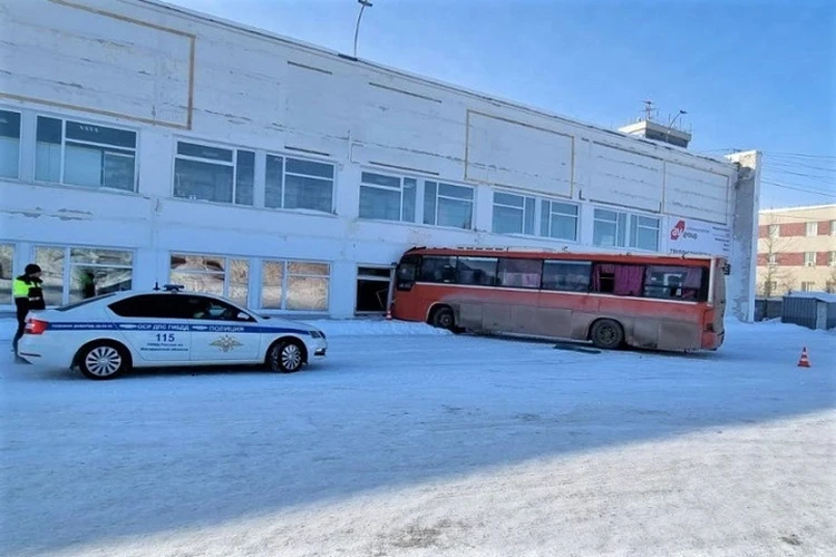 От винта! автобус на полном ходу врезался в здание магаданского аэропорта
