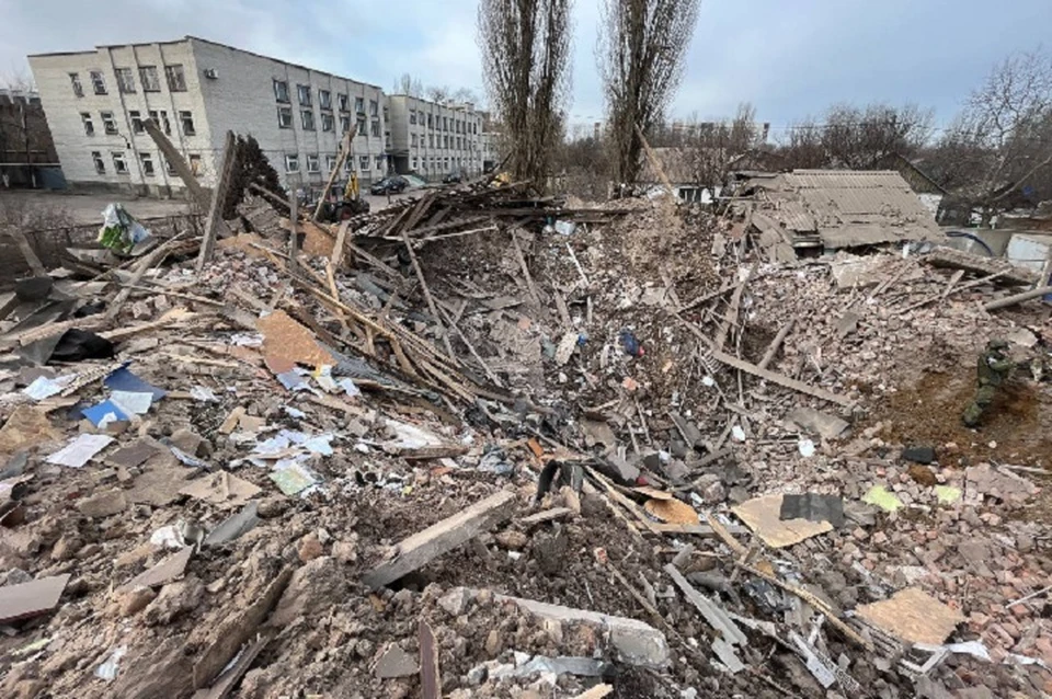 Последствия обстрела Петровского района, здание водоканала по улице Архипова