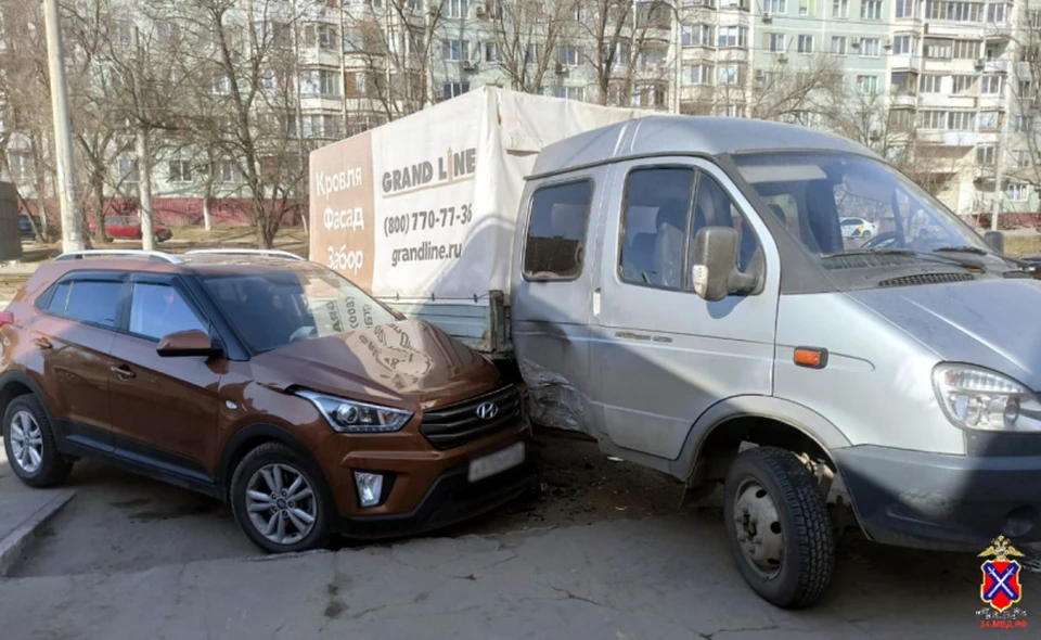 Троим из иномарки понадобилась помощь медиков.