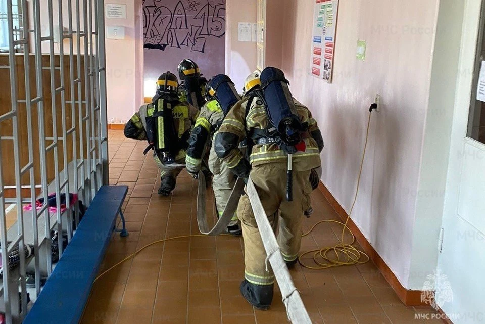 По легенде в школе загорелась библиотека.