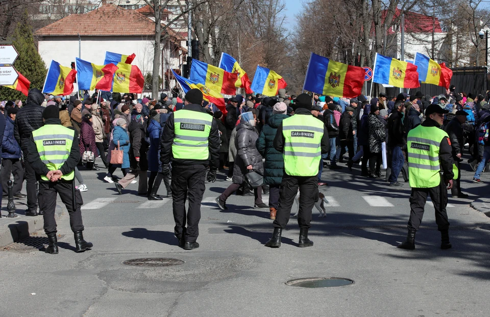 Полицейское оцепление во время митинга молдавской оппозиции.