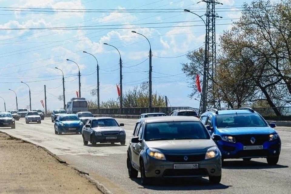 Липчане пожаловались на длинную пробку перед частично закрытым на ремонт Сокольским мостом