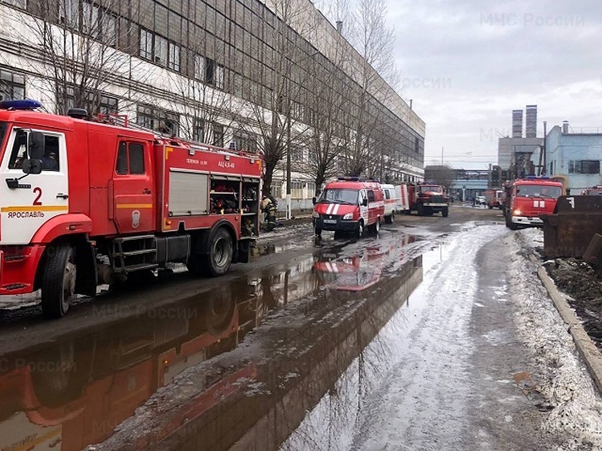 В Ярославле из горящего здания на моторном заводе спасены семь человек -  KP.RU