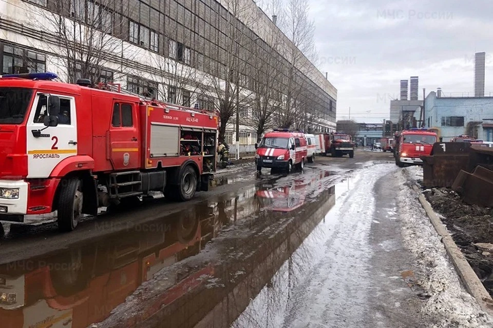 На моторном заводе в Ярославле начался пожар.