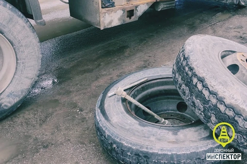 Колесо отлетело от КАМАЗа и сбило двух пешеходов на Дунайском проспекте ...