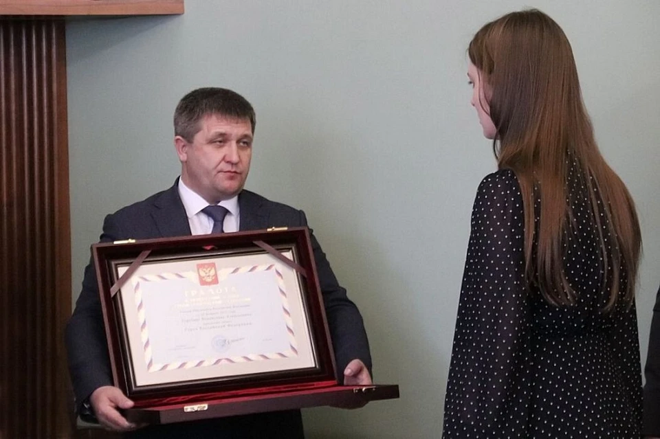 Вице-губернатор Александр Власов вручил медаль «Золотая Звезда» родственникам посмертно награжденного офицера. Фото: пресс-службы администрации Краснодарского края