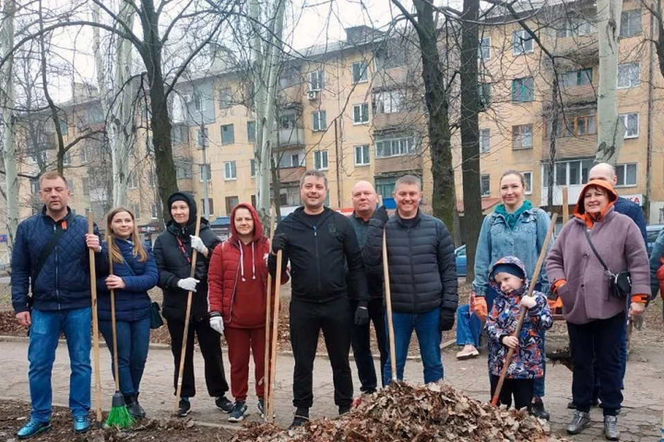 Во всех девяти районах Донецка прошел первый общегородской субботник в этом году. Фото: ТГ/Кулемзин