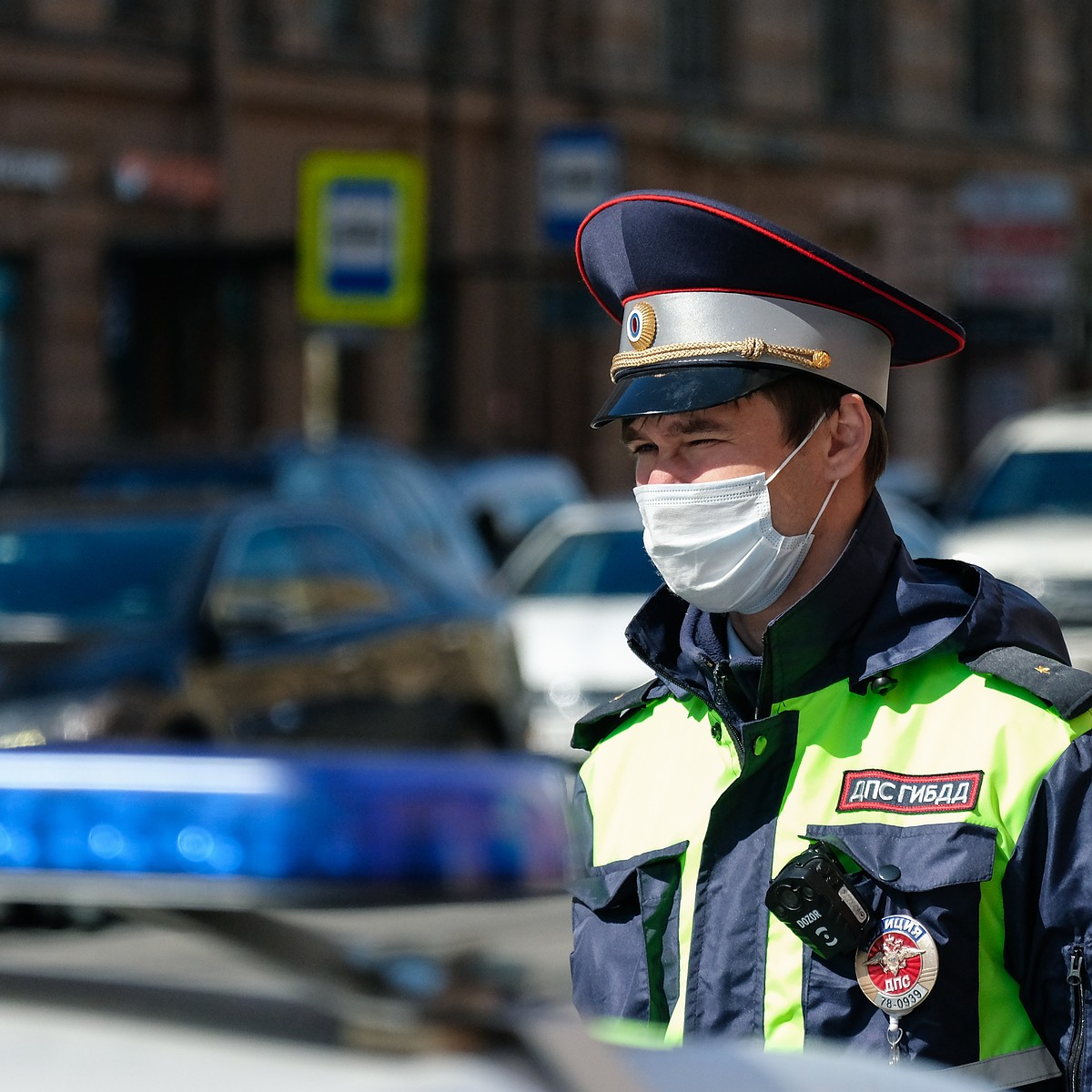 Повалили на землю и заломали руки: во Владивостоке задержали инспекторов  ДПС - KP.RU