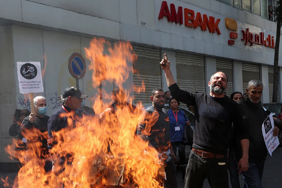 Из-за стремительно ухудшающихся экономических условий ливанские вкладчики начали громить и сжигать банки Бейрута, не позволяющие забрать свои вклады