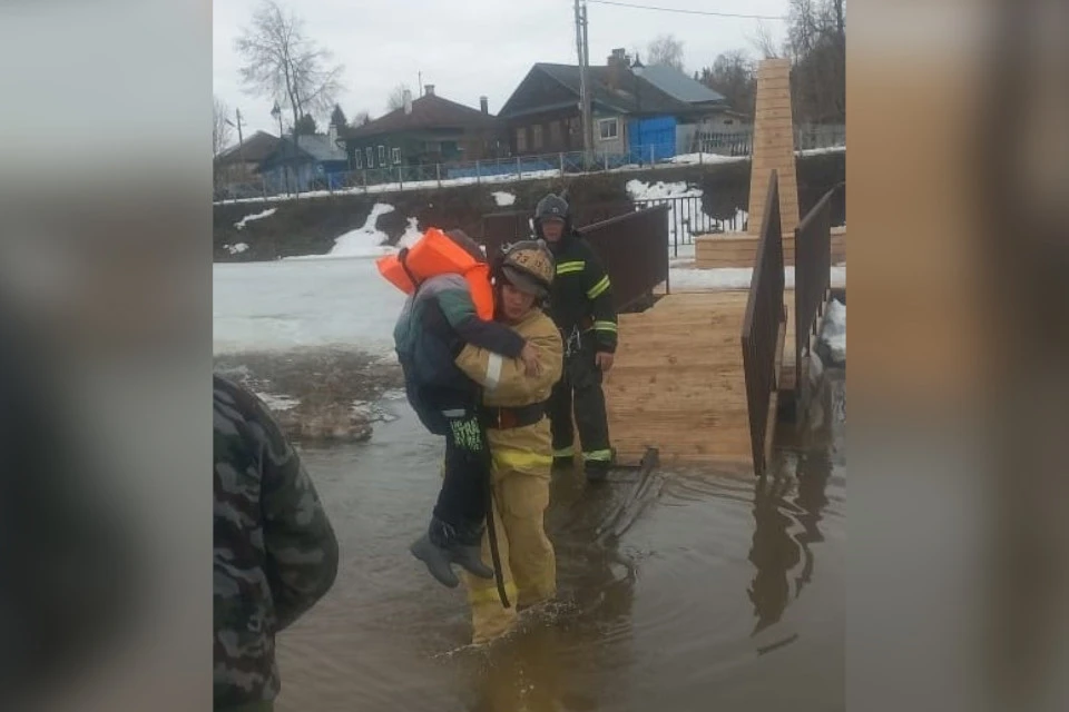 Ребёнку помогли спасатели. Фото: ГУ МЧС России по Тверской области