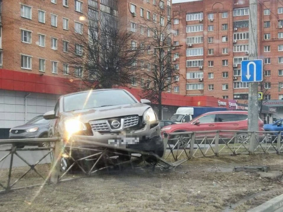 В Туле на улице Ложевой внедорожник протаранил ограждение