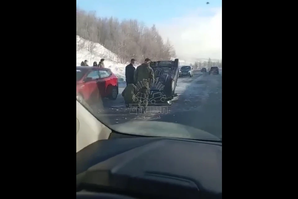 Последствия аварии сняли на видео очевидцы. Информация о пострадавших не уточняется. Фото: скриншот видео / t.me/murmansk_chp