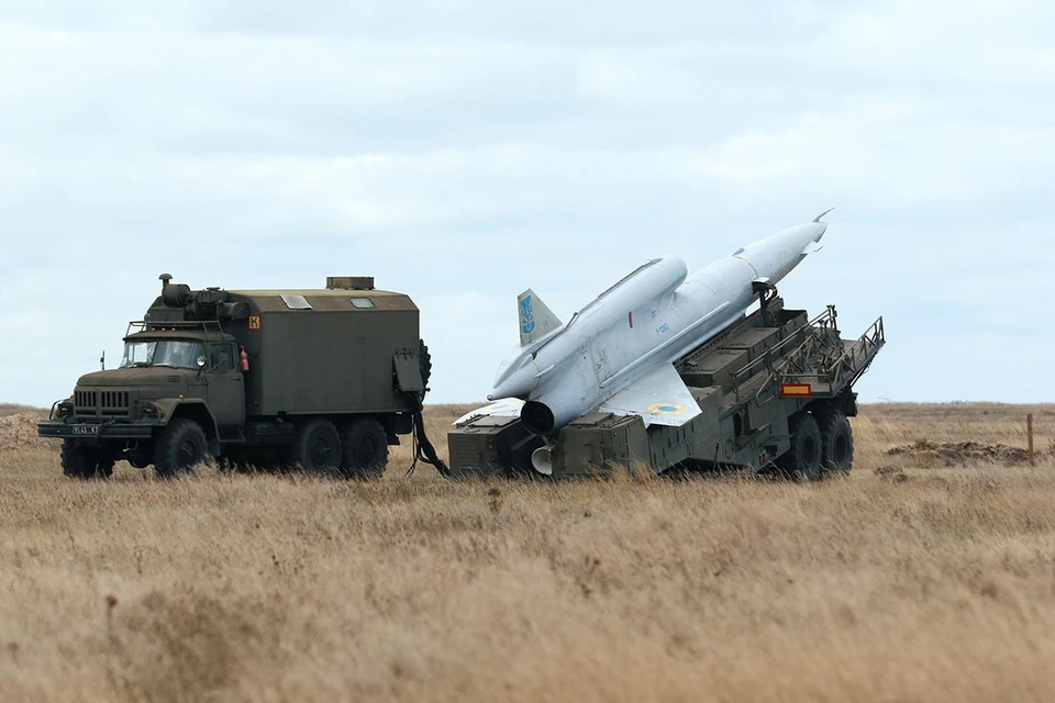 В воскресение, около 15.00 киевские власти отправили прощупывать российский тыл очередной беспилотный летательный аппарат типа «Стриж» (Ту-141) в ударном исполнении.