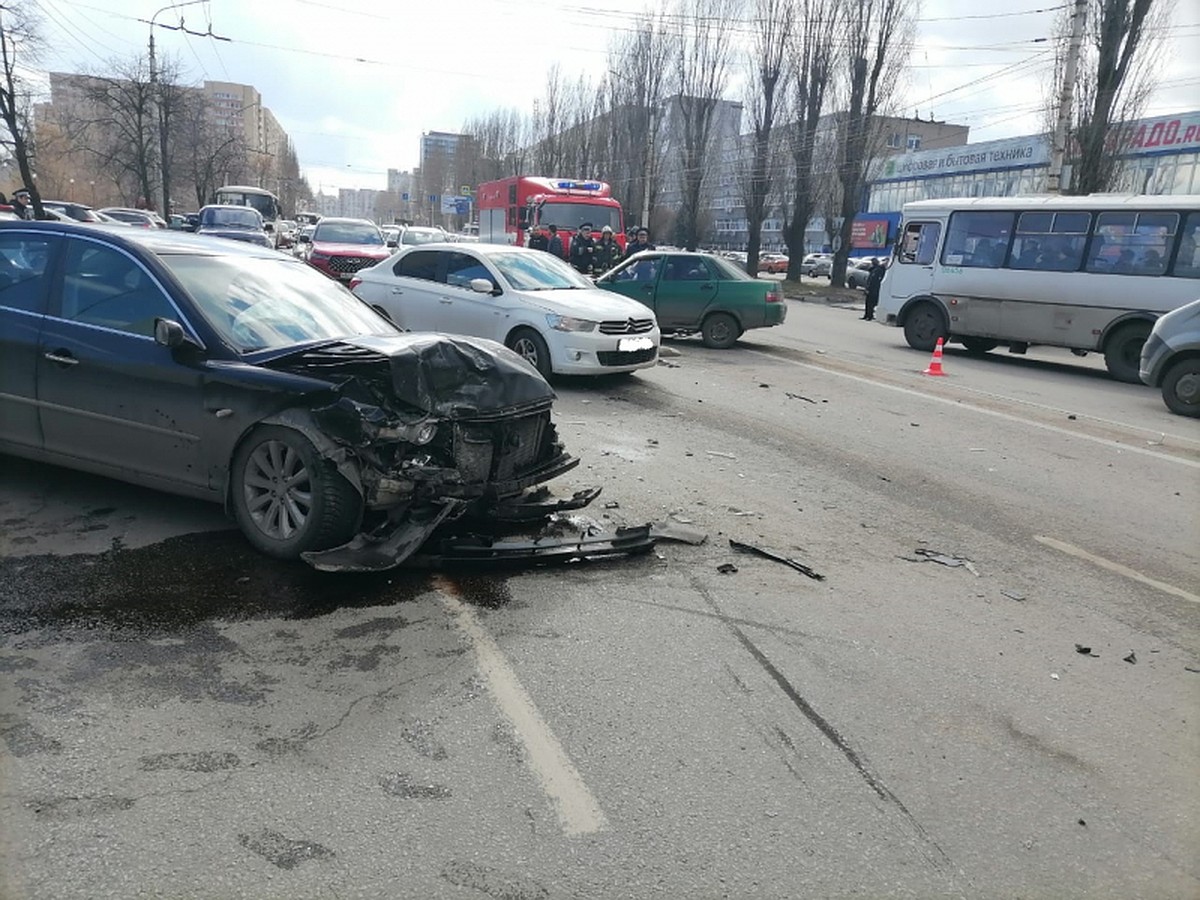 В Воронеже из-за ДТП с погибшей женщиной на левом берегу образовалась  большая пробка - KP.RU