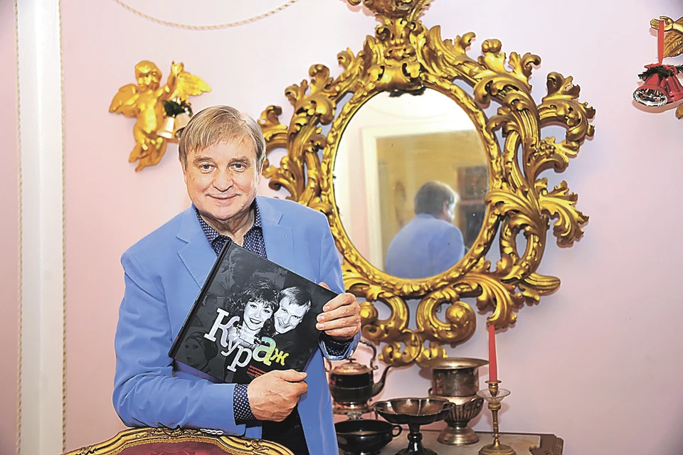 Стефанович любил фотографироваться возле своего антикварного зеркала.