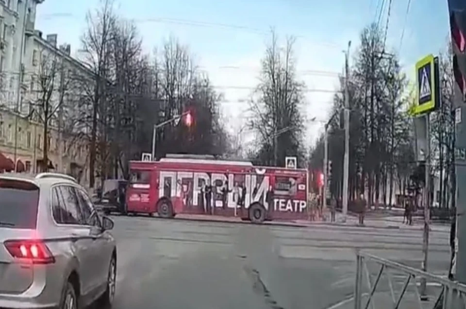 В Ярославле в ДТП с легковушкой и троллейбусом пострадали два человека. ФОТО: скриншот из видео группы "Ярославль LIVE"