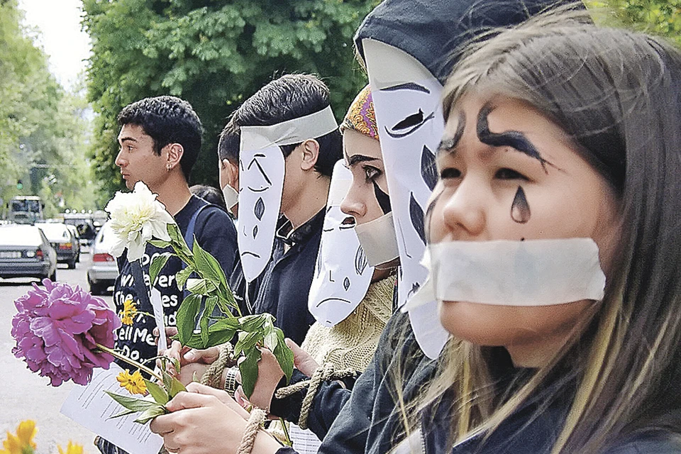 Эти молодые киргизы весной 2005-го в Бишкеке с цветами в руках протестовали против «диктаторских действий» властей. Сначала цветы, потом свержение. И часто - кровь... Фото: ASSOCIATED PRESS/East News