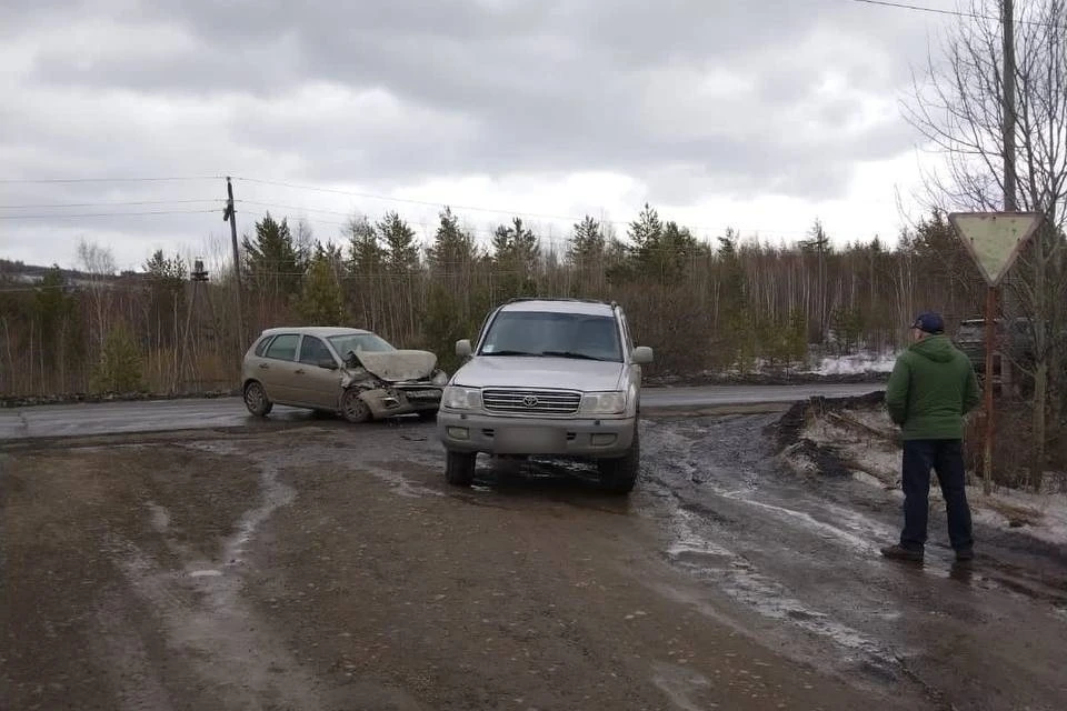 20-летний водитель автомобиля Lada пострадал в ДТП с Toyota Land Cruiser в Братске