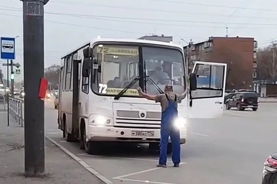 После драки пассажир пытался вызвать водителя на второй раунд, но тот остался в автобусе. Фото: vk.com/chp_chelyabinsk_74