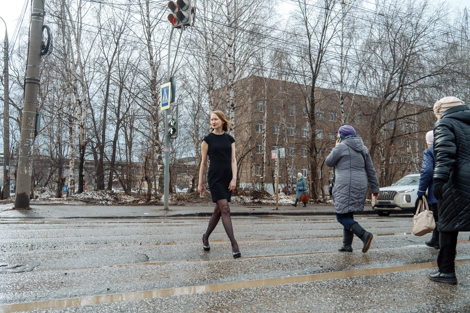 Журналист в красивом платье и на каблуках отметила худшие дороги Ижевска