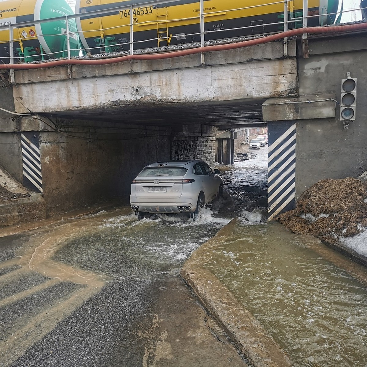 Движение под железнодорожным мостом в Балезино закрыли из-за подтопления -  KP.RU