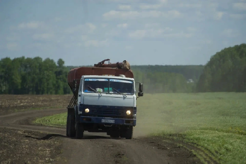 Из-за того, что украинские военные заставили аграриев выделять им свой транспорт, те вынуждены чередовать ходки автомобилей с семенным материалом, удобрениями и боекомплектом