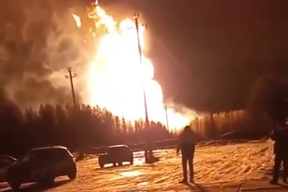 Огонь распространился по прилегающей к месту пожара территории. Фото: telegram-канал «Екатеринбург ЧП»