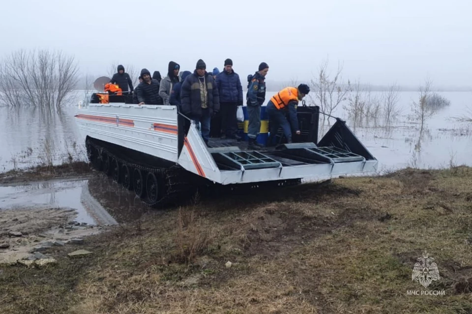 Перевозить жителей Заокского и Коростова теперь будет и плавающий транспортер из Тульской области. Фото: МЧС России по Рязанской области.