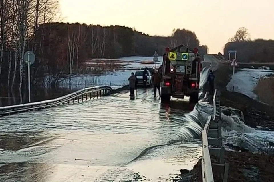Мост затопило талыми водами в поселке под Новосибирском. Фото: стоп-кадр.