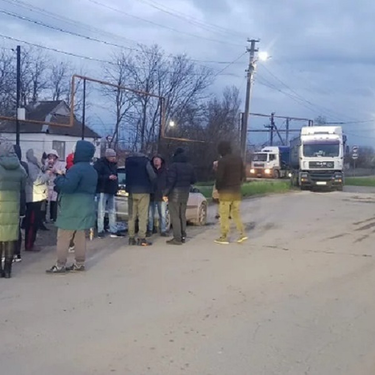 Давай, тонар, до свидания!». Жители станицы на Кубани не пустили мусоровозы  к скандально известному полигону - KP.RU