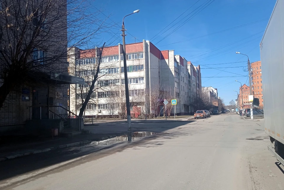 Переулок Трудолюбия, пересечение с улицей Учительской. Один из участков, где планируется капремонт, тянется как раз до дома №30 (он слева после перекрестка).