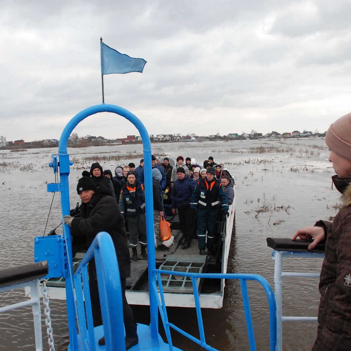 В гости на лодке, рыбалка в огороде и хлеб от МЧС. Как справляются с  разливом жители отрезанных сел в Рязанском районе - KP.RU