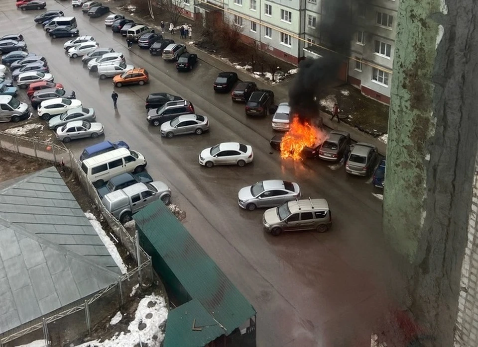 Во дворе дома - пожар. Фото: Никита Максимов.