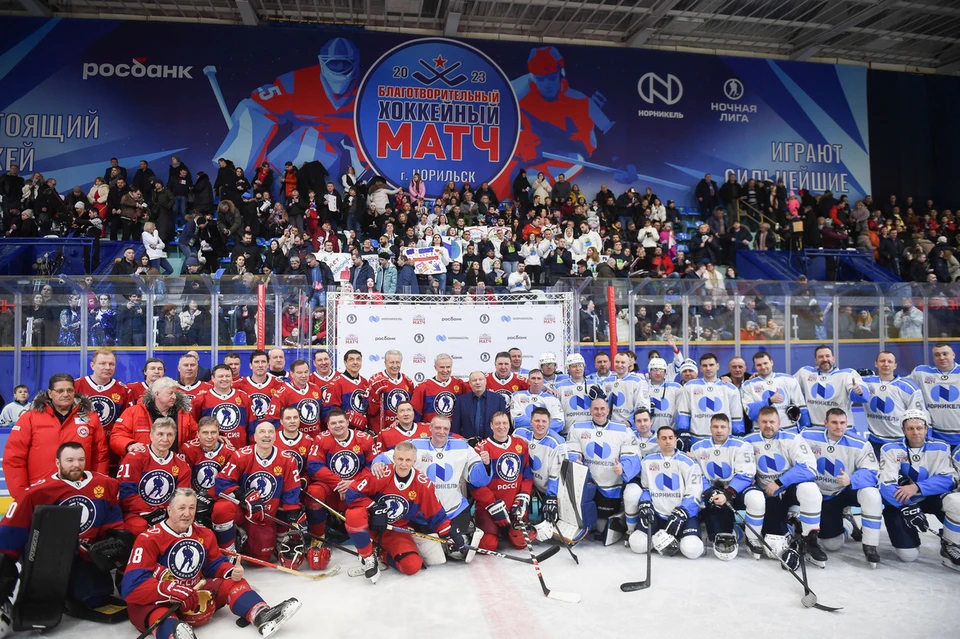 Легенды мирового и отечественного хоккея провели благотворительный матч в Норильске. Фото: Евгений Тумашов