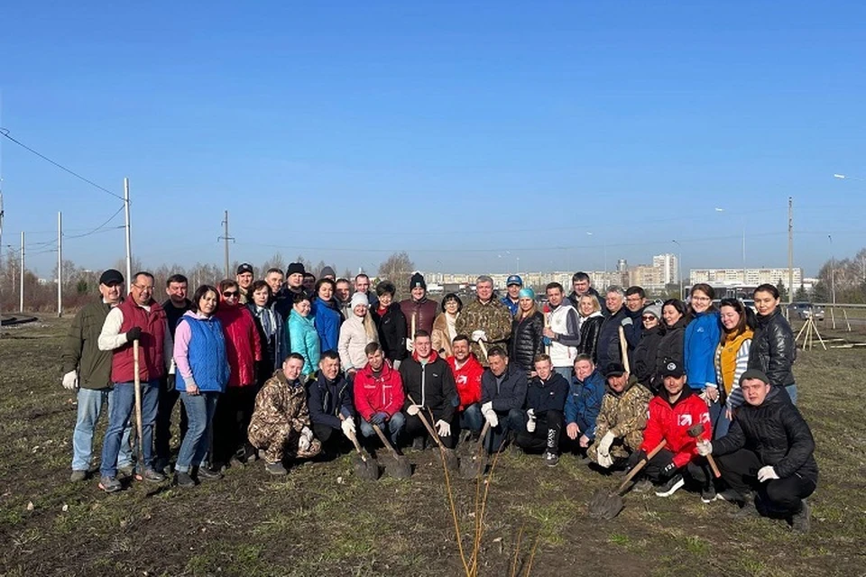 Команда приступила к высадке деревьев в 7 утра. Фото: пресс-служба мэрии Набережных Челнов