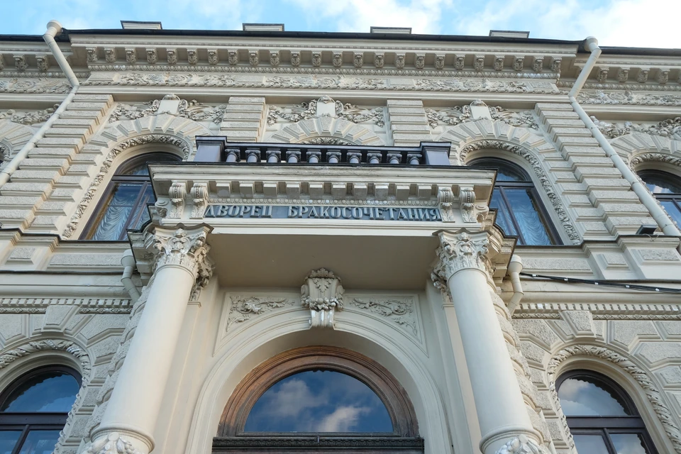 Более 3000 пар зарегистрировали брак в ЗАГСах Петербурга.
