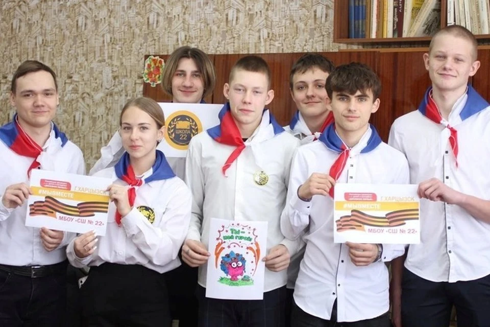 В ходе акции «Поздравь защитника» активисты собрали 3000 писем и открыток, 2500 кг гуманитарных наборов и создали 400 «талисманов удачи». Фото: ТГ/Толстыикна