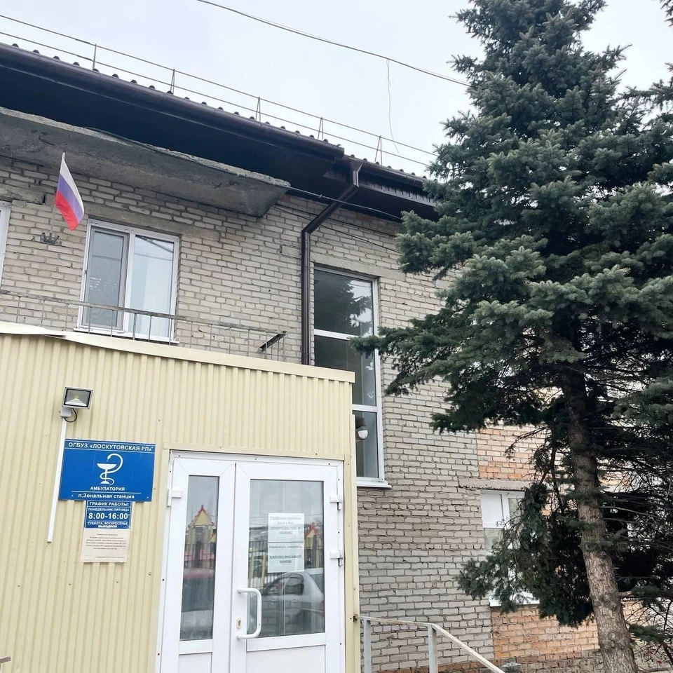 Рабочим необходимо сделать двухскатную кровлю с покрытием из профилированного оцинкованного листа.