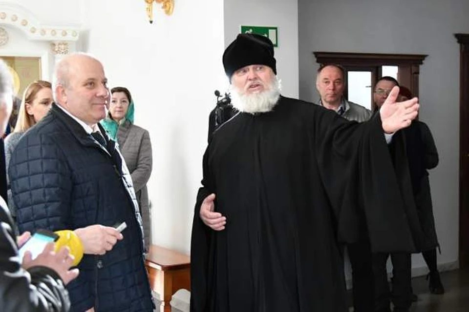 Прихожане храма Александра Невского презентовали проект «Русский мир на базе КАФ» мэру Хабаровска Фото: администрация Хабаровска