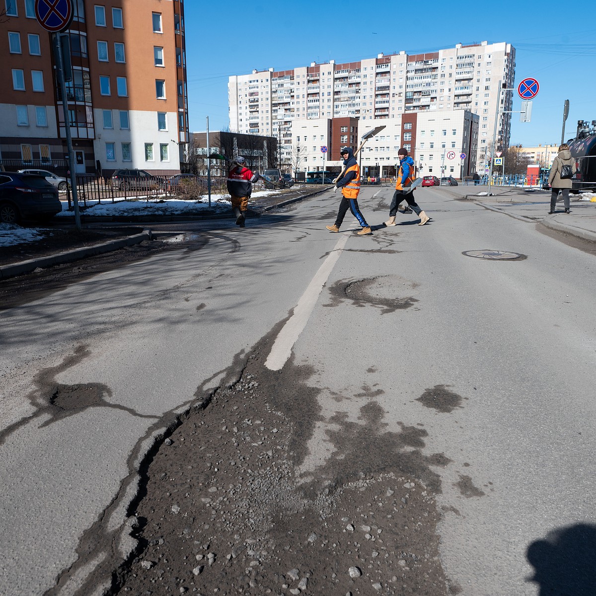 Власти Петербурга видят причину ям на дорогах в погоде и физике - KP.RU