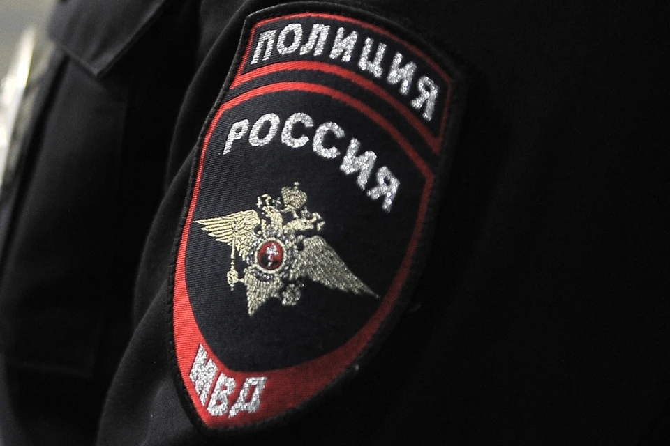 В Новосибирске учительницу уволили из-за службы в полиции.