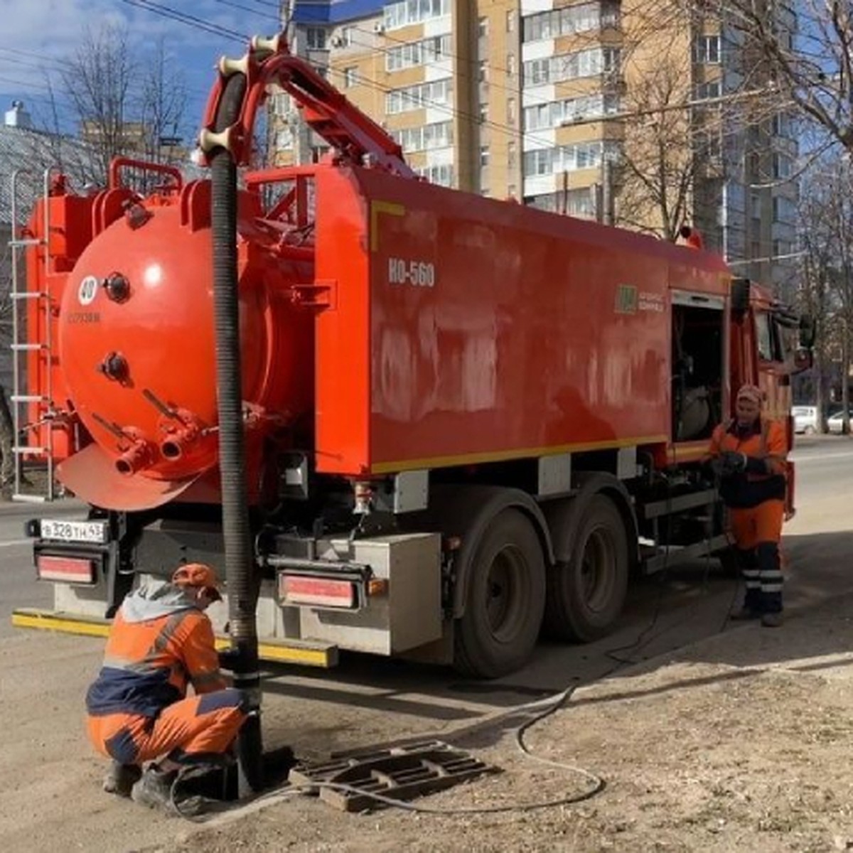 В Кирове ГДМС закупил новый асфальтоукладчик и КАМАЗ для промывки ливневок  - KP.RU