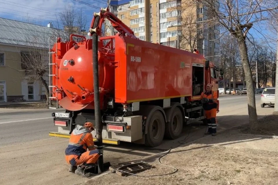 Оборудование КАМАЗа позволяет чистить решетки, размывать засоры и откачивать грязь из колодцев. ФОТО: Администрация города Кирова