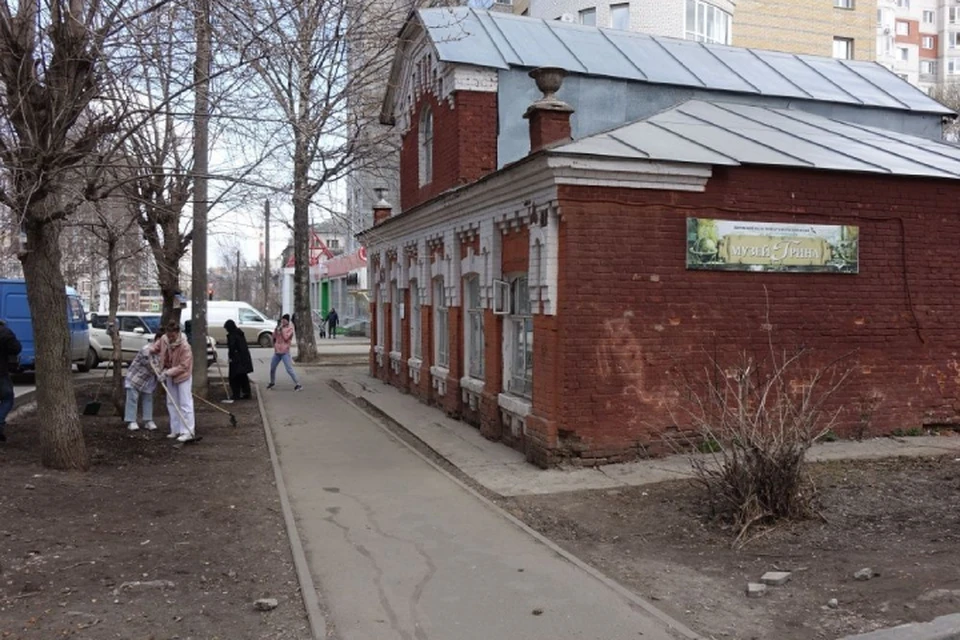 Благодаря грантовому конкурсу «Город добрых соседей» волонтеры организуют на территории литературный дворик. ФОТО: Администрация города Кирова