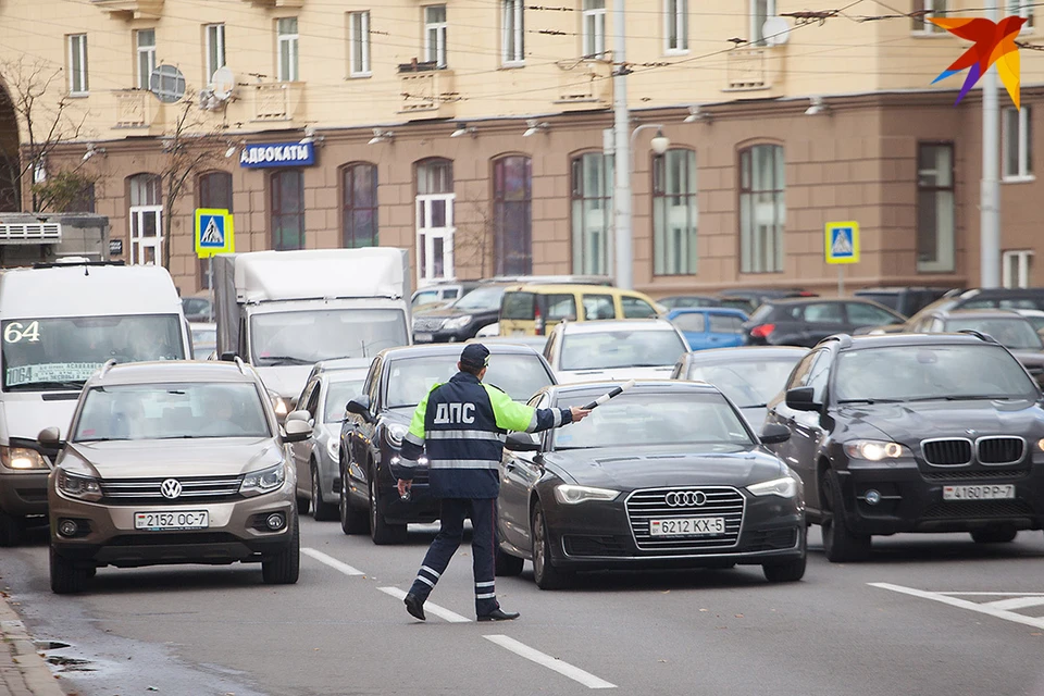 Водители и пассажиры согласно ПДД, обязаны быть пристегнуты в транспорте, оборудованном ремнями безопасности.