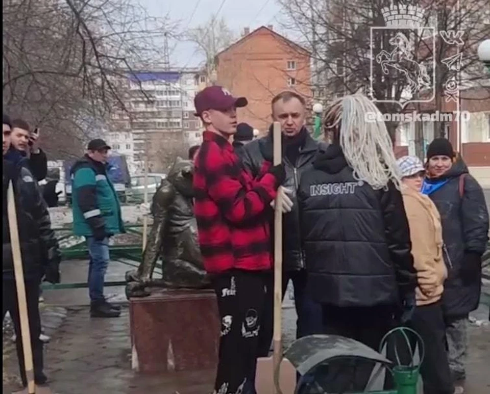 Блогеры и волонтеры провели субботник в сквере у памятника Счастью. Фото: скриншот видео мэрии города Томска