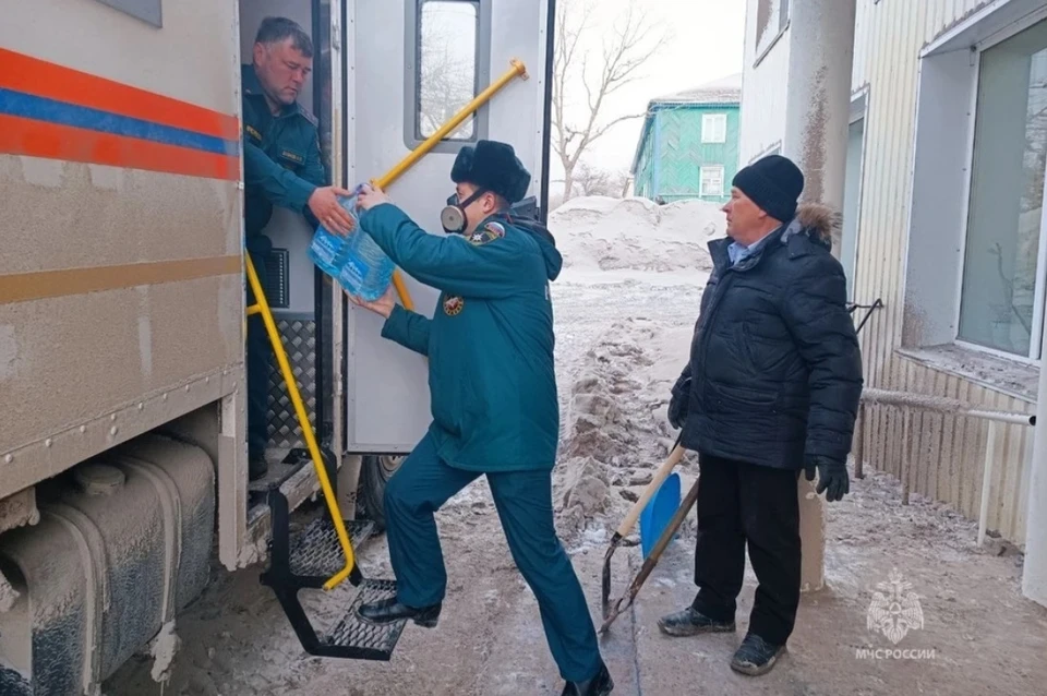 Спасатели развозят людям воду и помогают чистить дороги и важные территории от пепельного дождя.