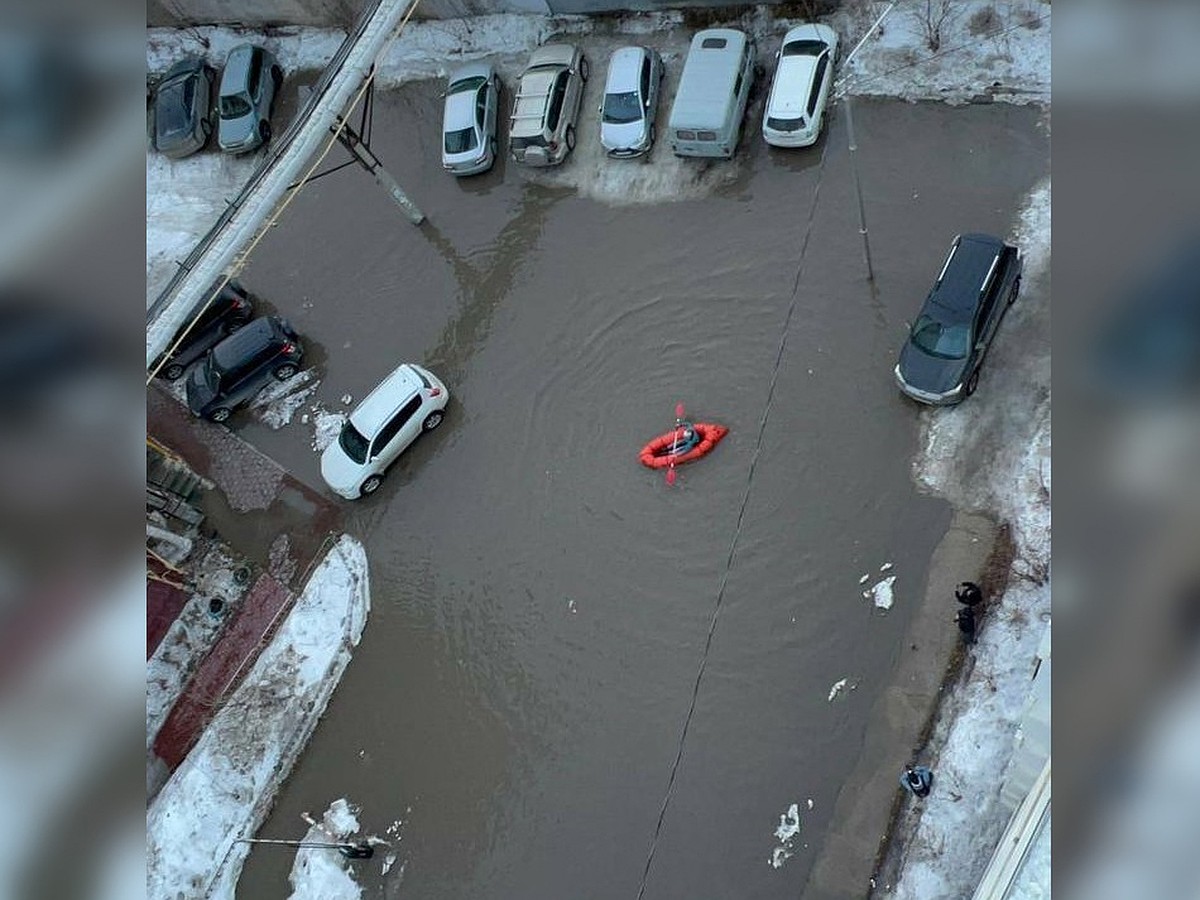 На лодке через двор и скорая помощь в окно: Якутск тонет в огромных лужах -  KP.RU