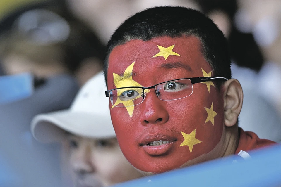 Пятиконечные звезды на флаге Китая к астрономии отношения не имеют: большая обозначает лидерство компартии, четыре поменьше - пролетариат, армию, крестьянство и интеллигенцию. Фото: Vivek PRAKASH/REUTERS