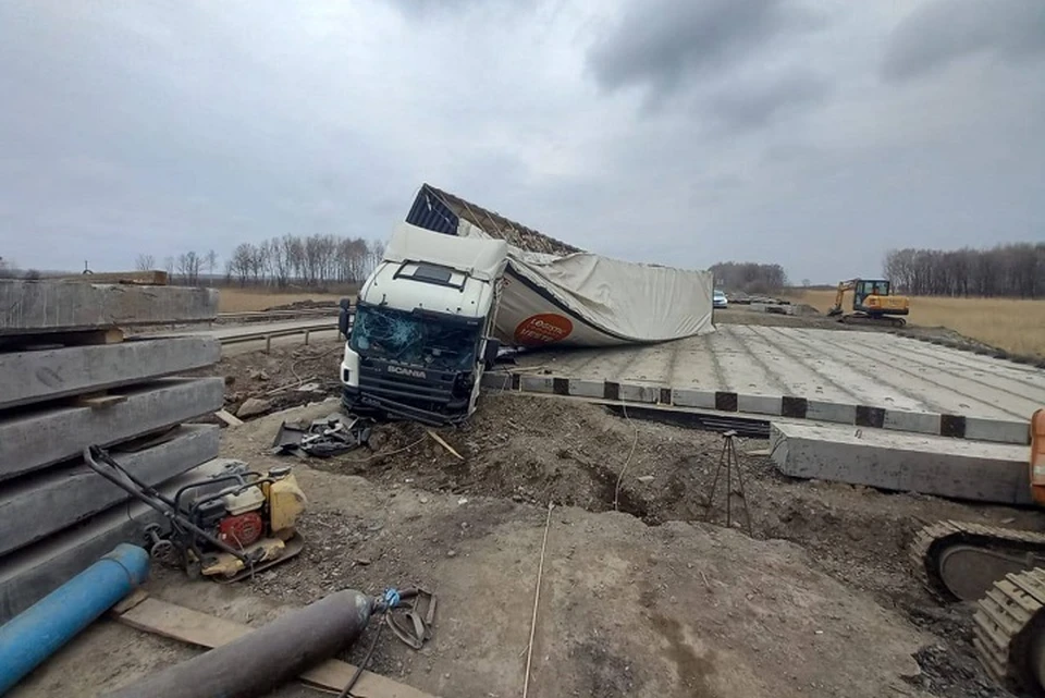 Грузовик врезался в дорожные ограждения на трассе «Уссури» в Хабаровском крае